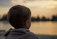 Malý chlapec se dívá na vodu