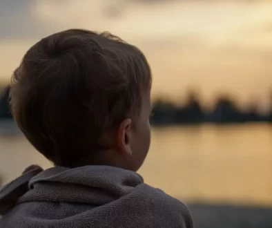 Malý chlapec se dívá na vodu