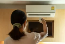 Žena ovládá klimatizaci