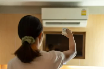 Žena ovládá klimatizaci