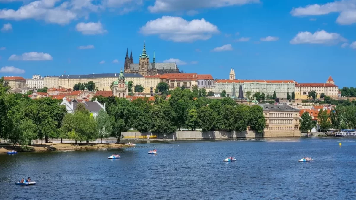 Pohled na Prahu přes řeku