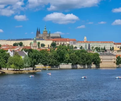 Pohled na Prahu přes řeku