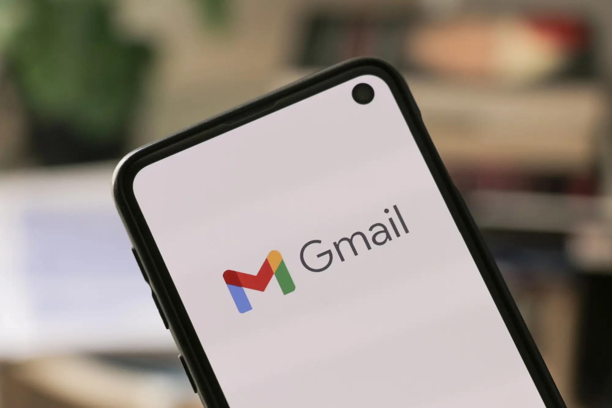 Logo Gmailu na obrazovce mobilu