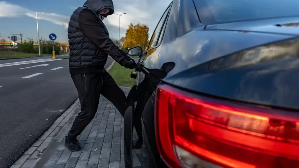 Zloděj krade auto
