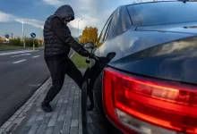 Zloděj krade auto