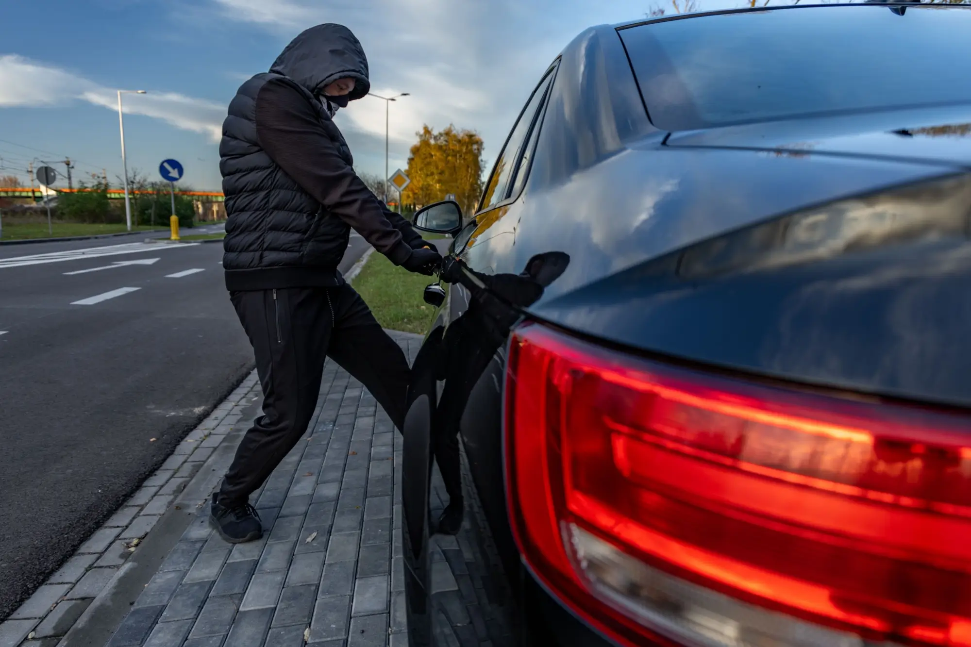 Zloděj krade auto