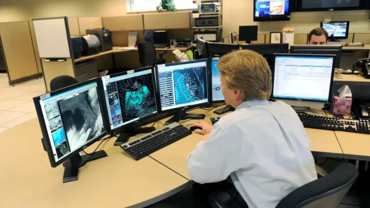 Předpověď počasí probíhá v meteorologickém centru