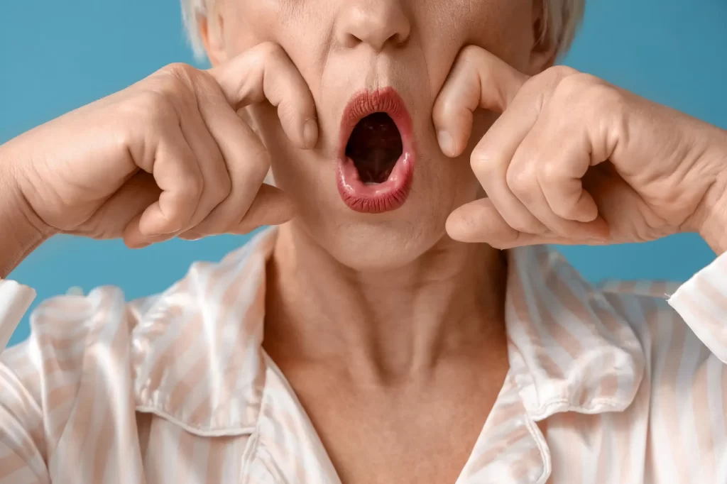Žena při cvičení face yogy.