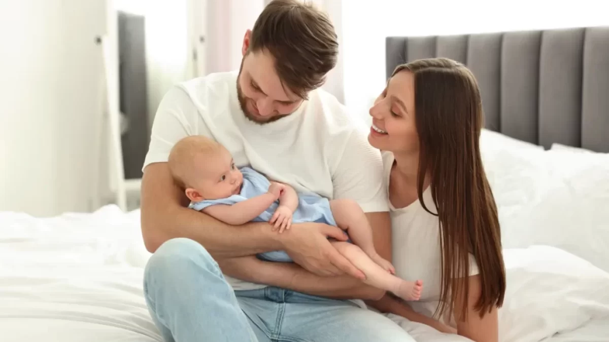 Rodiče s miminkem v klidném rodinném prostředí.
