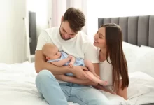 Rodiče s miminkem v klidném rodinném prostředí.