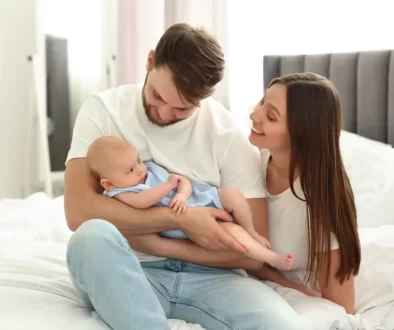Rodiče s miminkem v klidném rodinném prostředí.