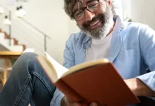 Muž, který si čte knihu a ta ho baví