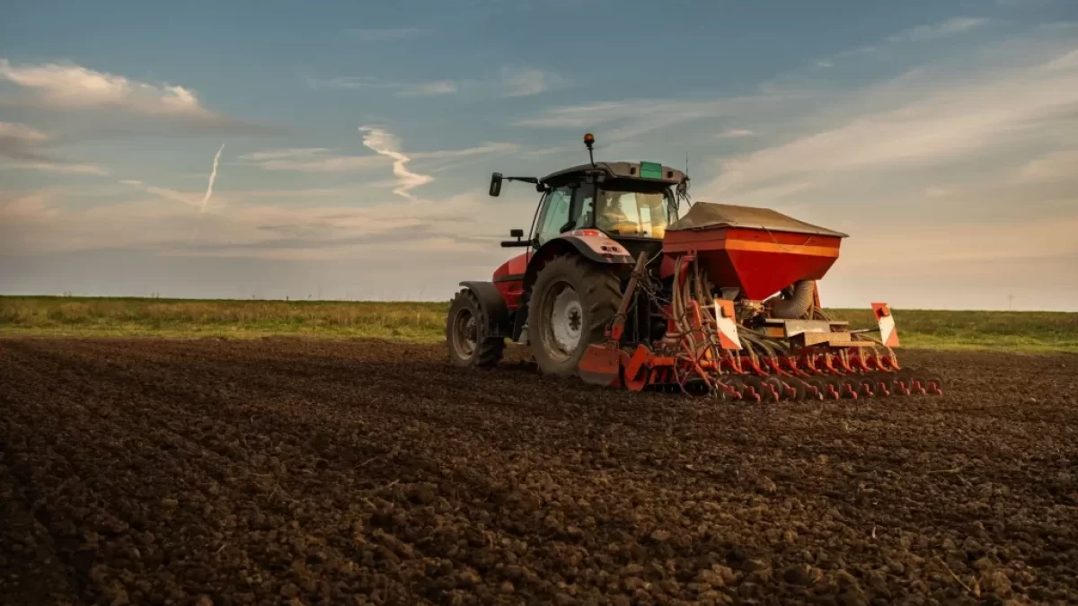 Traktor na poli