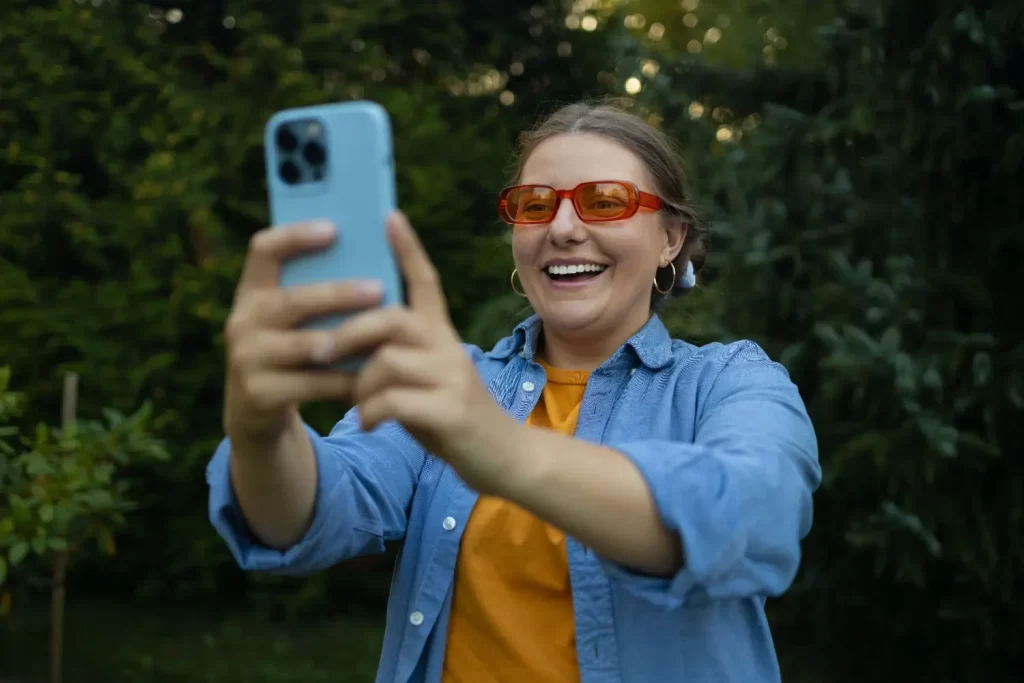 Bliíženci vidí život vždycky z té lepší stránky - SportDeník žena fotí selfie