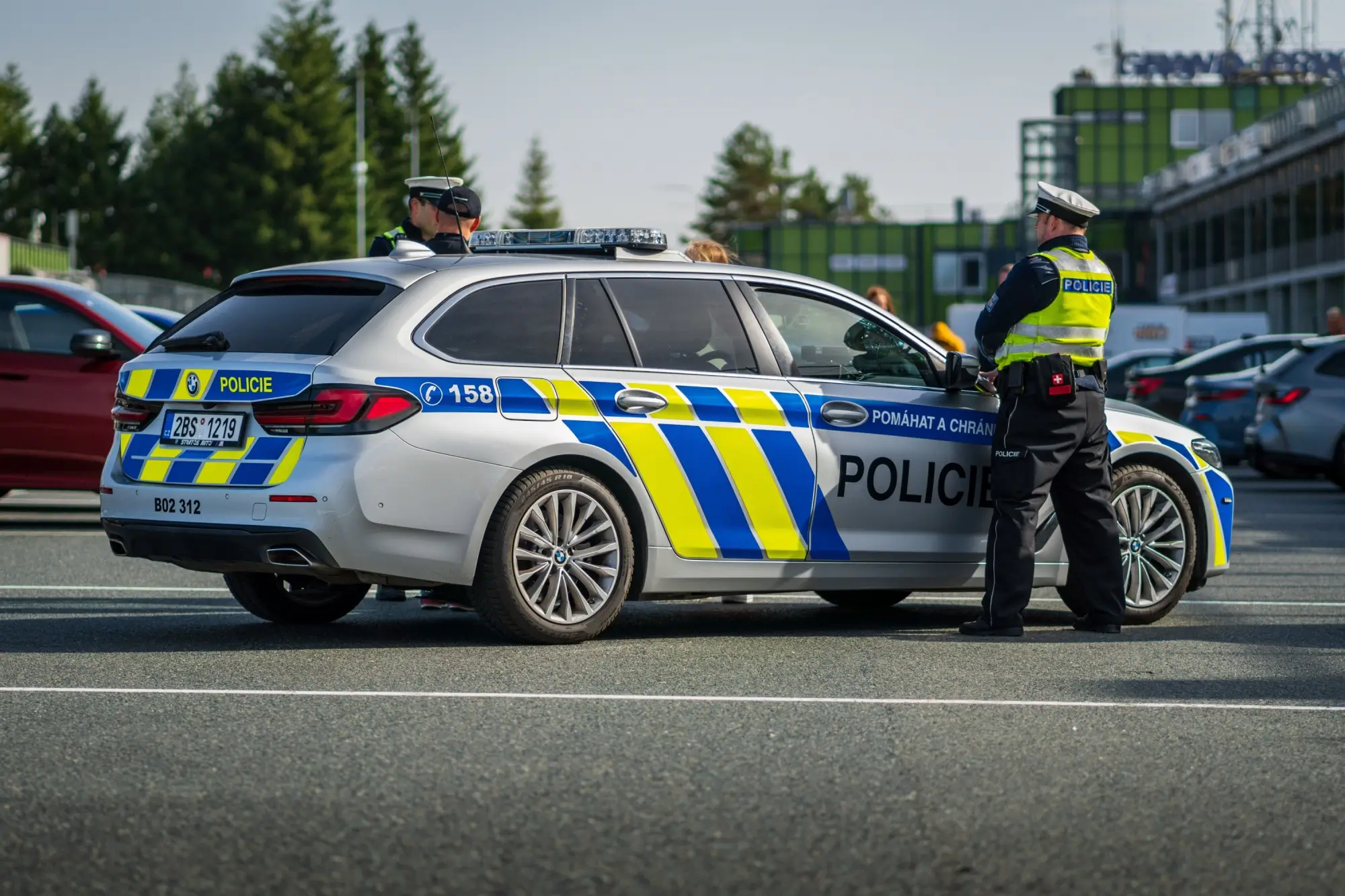 Shutterstock_2540383453 - SportDeník Policisté u auta