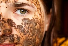 tvář ženy potřená hnědou plěťovou maskou