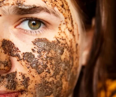 tvář ženy potřená hnědou plěťovou maskou