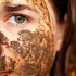 tvář ženy potřená hnědou plěťovou maskou