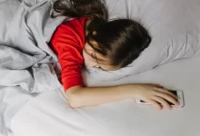 Žena leží v posteli