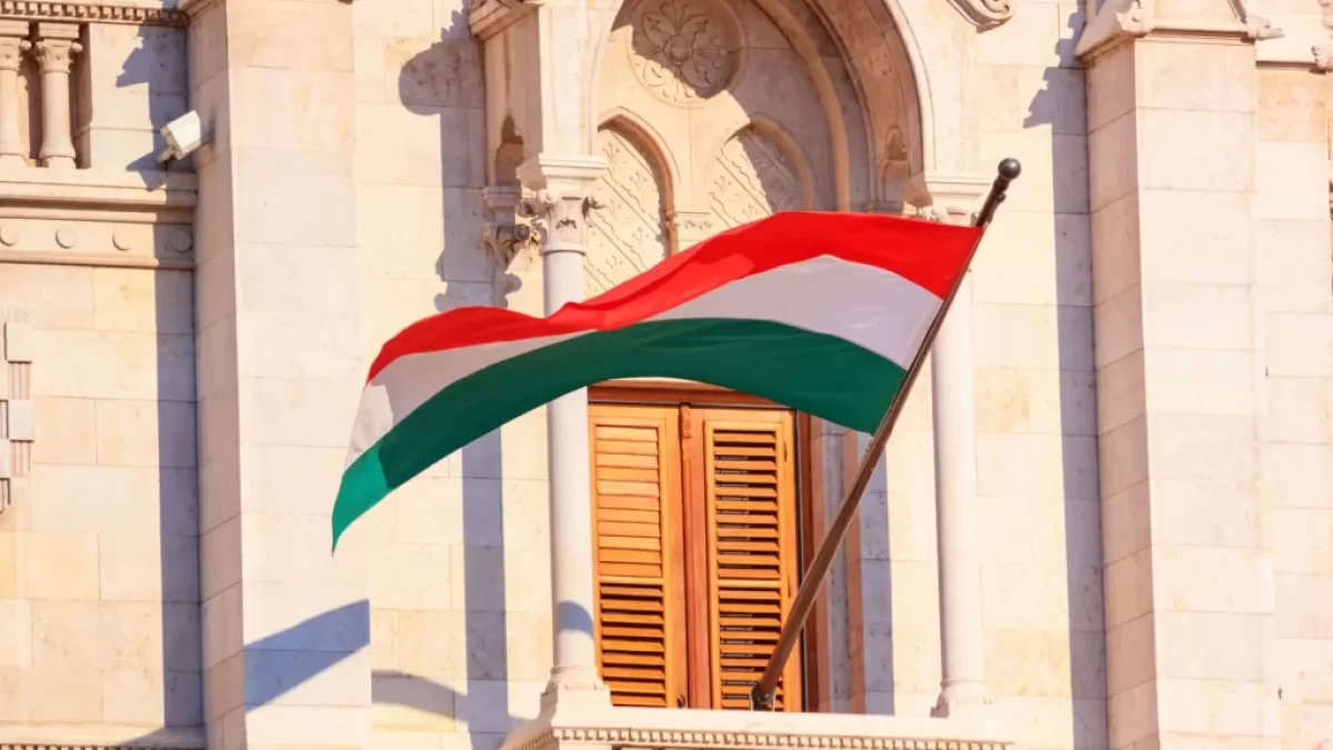 Maďarská vlajka na budově v Budapešti.