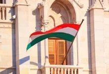 Maďarská vlajka na budově v Budapešti.