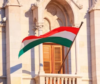 Maďarská vlajka na budově v Budapešti.