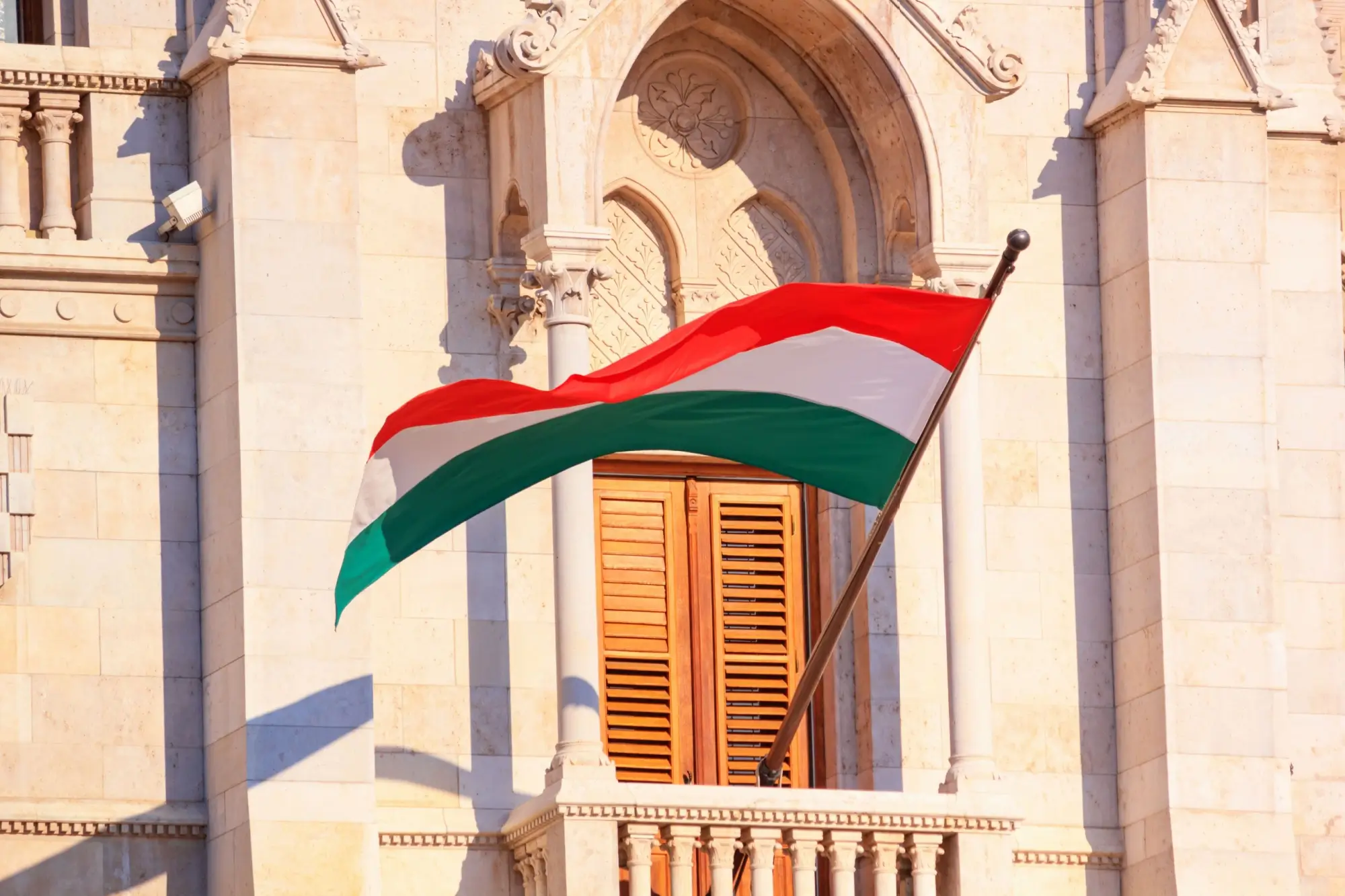 Maďarská vlajka na budově v Budapešti.