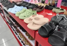 Regál v obchodě s letní obuví