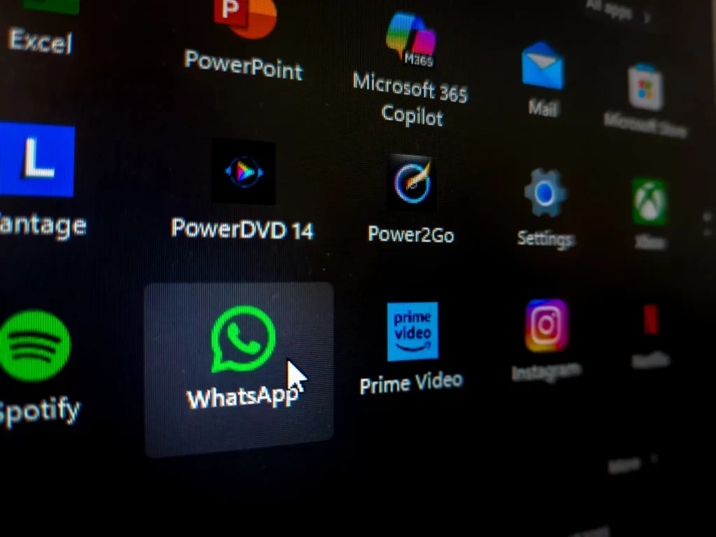 Shutterstock_2609177895 - SportDeník Kurzor myši ukazující na ikonu aplikace WhatsApp