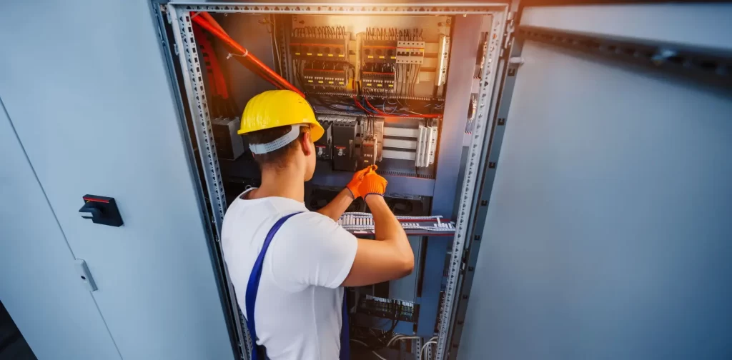 - SportDeník Elektrikář pracující uvnitř rozvaděče.