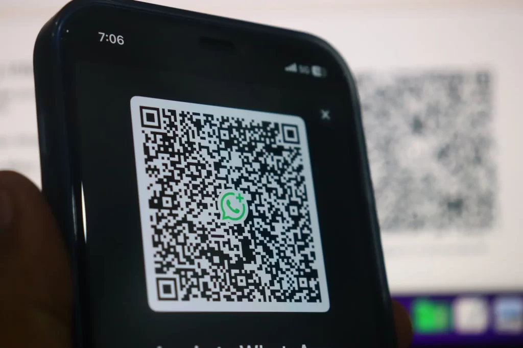 Shutterstock_2621090077 - SportDeník QR kód v aplikaci WhatsApp na mobilu