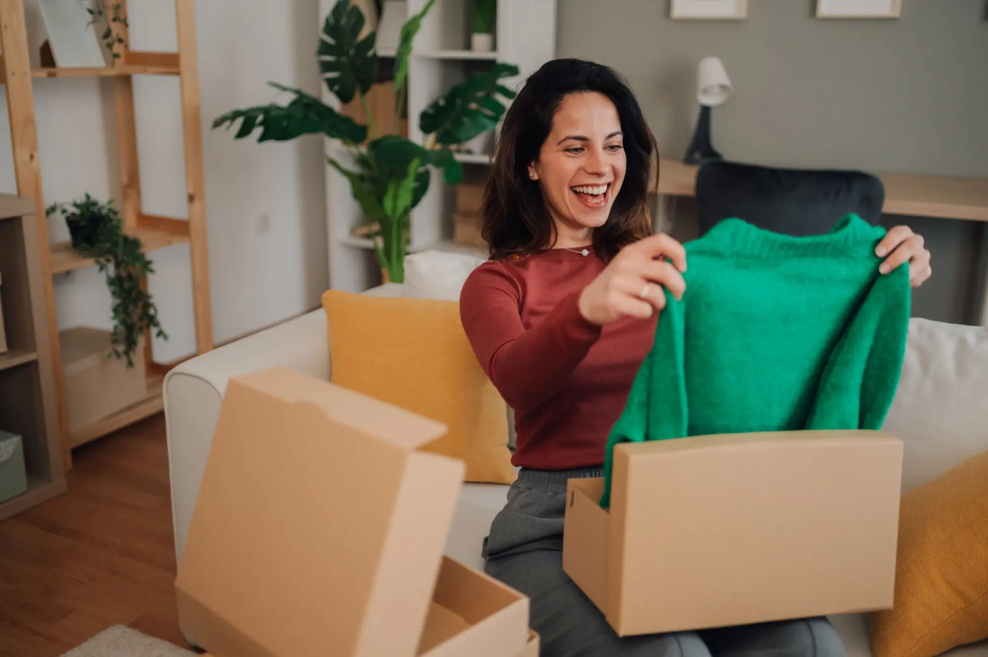 Žena otevírající balíky z e-shopu