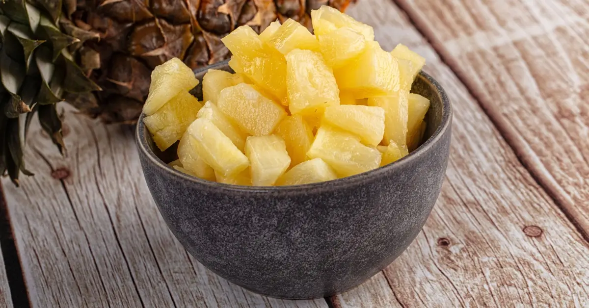 Shutterstock_2631011697 - SportDeník Miska plná nakrájeného ananasu