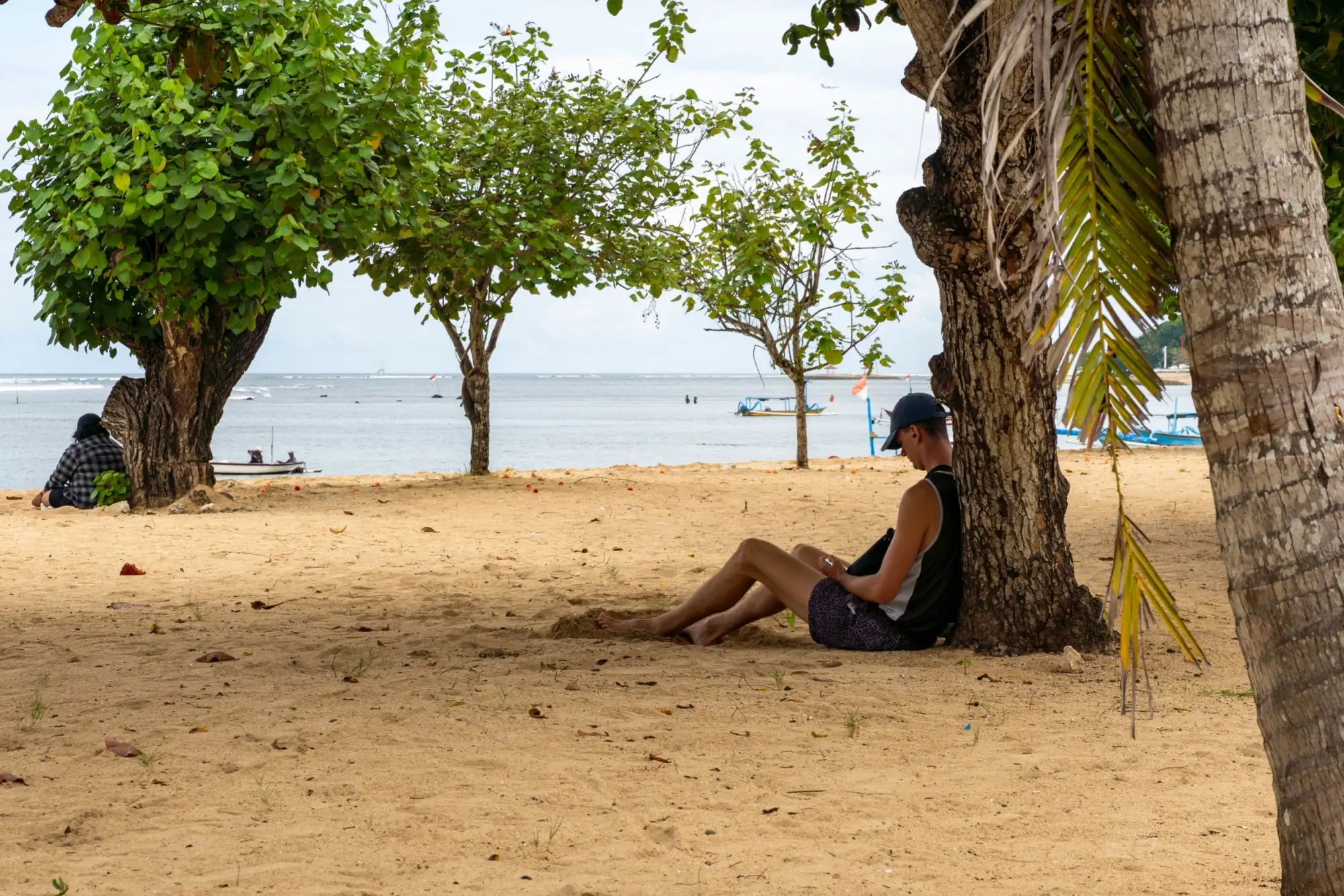 Shutterstock_2634249887 - SportDeník Muž s telefonem na Bali