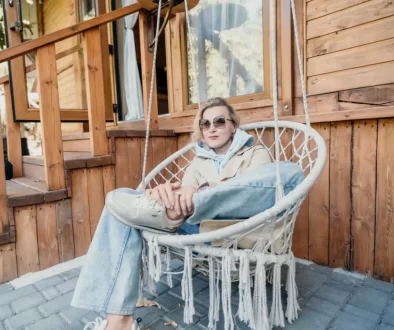 Žena v houpacím křesle venku