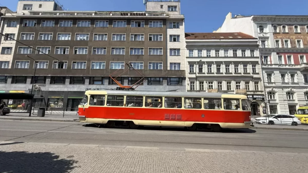 Tramvaj před budovami