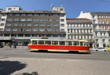 Tramvaj před budovami