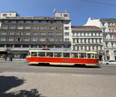 Tramvaj před budovami