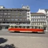 Tramvaj před budovami