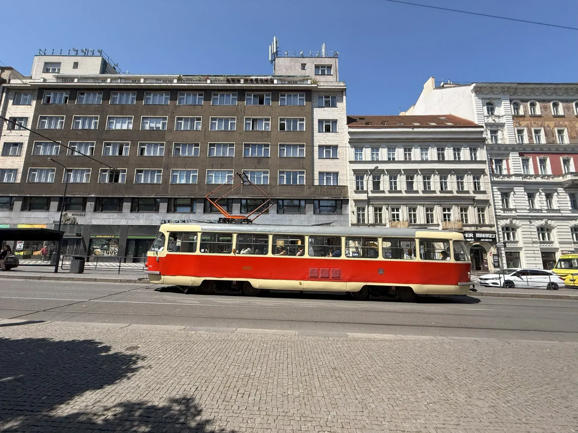 Tramvaj před budovami
