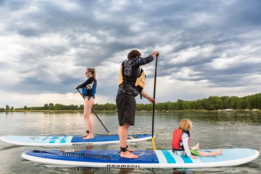 Shutterstock_464588924 - SportDeník Rodina na jezeře na paddleboardech