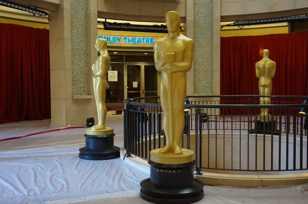Shutterstock_587003531 - SportDeník Velké zlaté sochy Oscarů střežící vchod do divadla Dolby Theatre