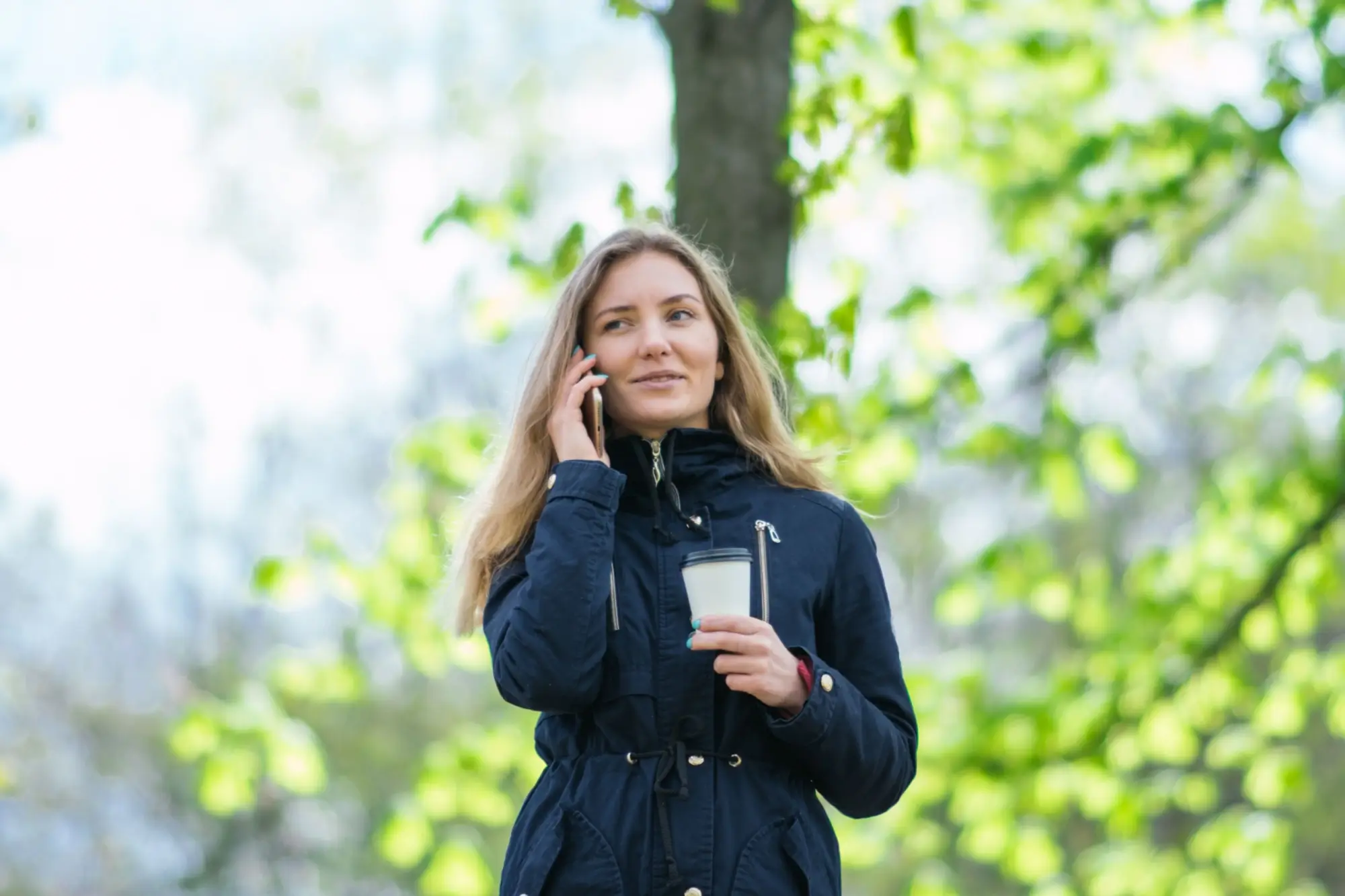 Shutterstock_628132319 - SportDeník Žena telefonující venku