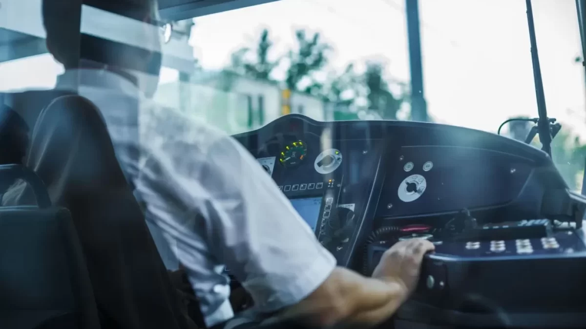 Řidič pražské tramvaje sedící v kabině při práci.
