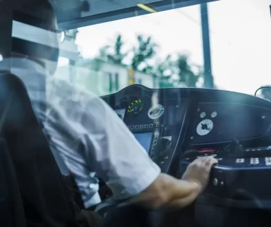 Řidič pražské tramvaje sedící v kabině při práci.