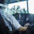 Řidič pražské tramvaje sedící v kabině při práci.