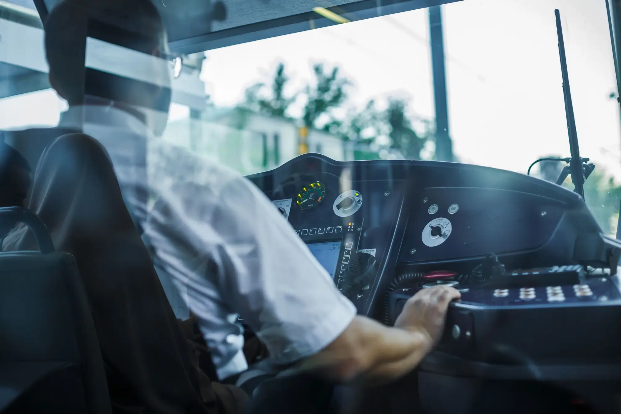 Řidič pražské tramvaje sedící v kabině při práci.
