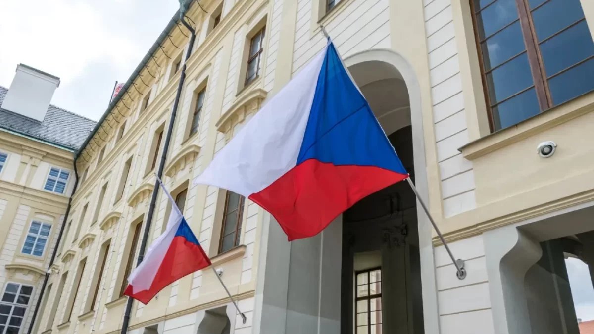 Vlajky České republiky na budově Poslanecké sněmovny