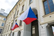 Vlajky České republiky na budově Poslanecké sněmovny