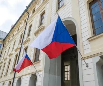Vlajky České republiky na budově Poslanecké sněmovny